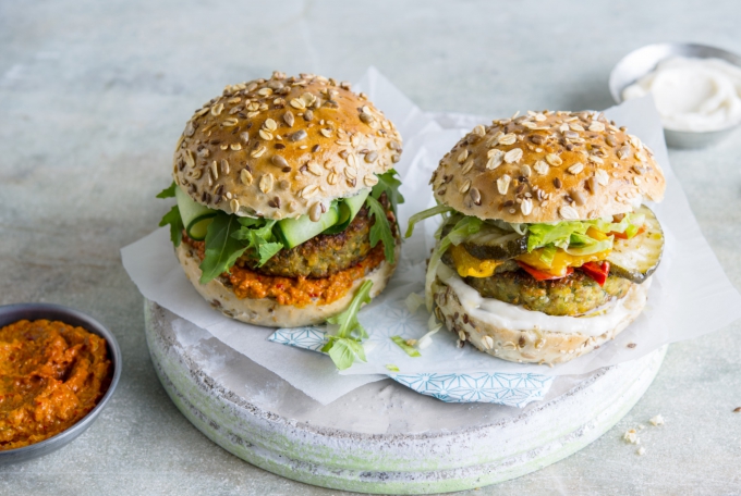 veggie burger | groenteburger vegetarisch | ook leuk presenteer het als mini burgers in duo | Cook & Create
