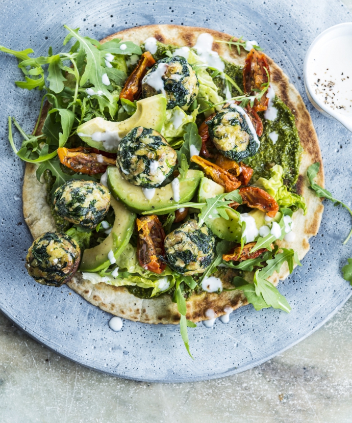 wrap met pesto avocado en tomaatjes en spinazieballetjes | healthy lunch wrap met salade en aioli | veggie lunch | cook & create