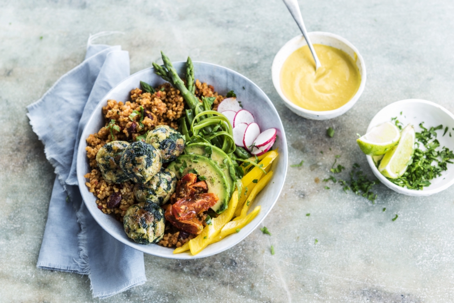 vegan bulgur bowl met groenteballetjes | lekker vegetarisch voor een dag zonder vlees
